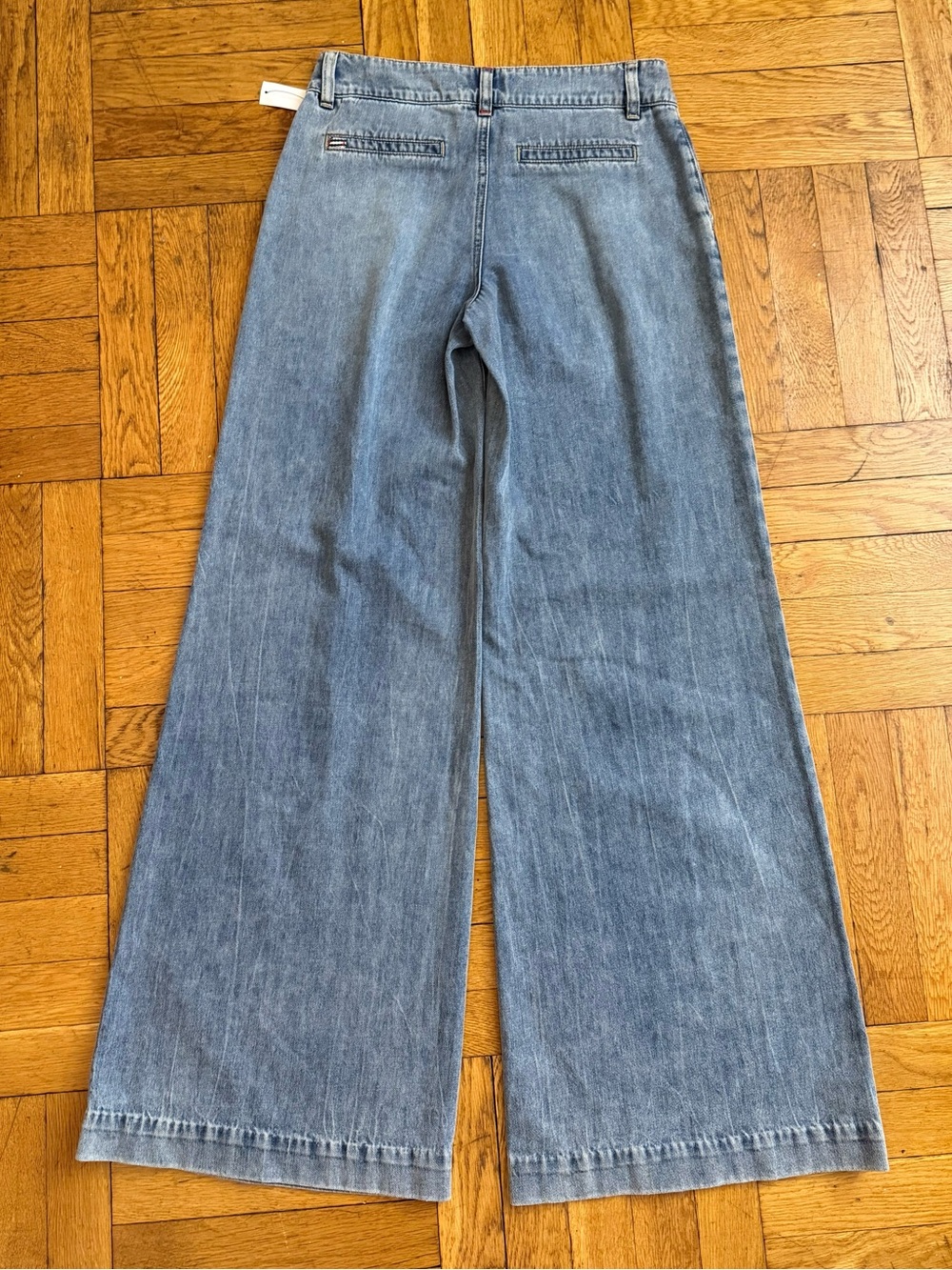 Alice and Olivia
Eric Low Rise Wide Leg Jeans in Sadie Light Vintage Blue - Picture 8 of 14